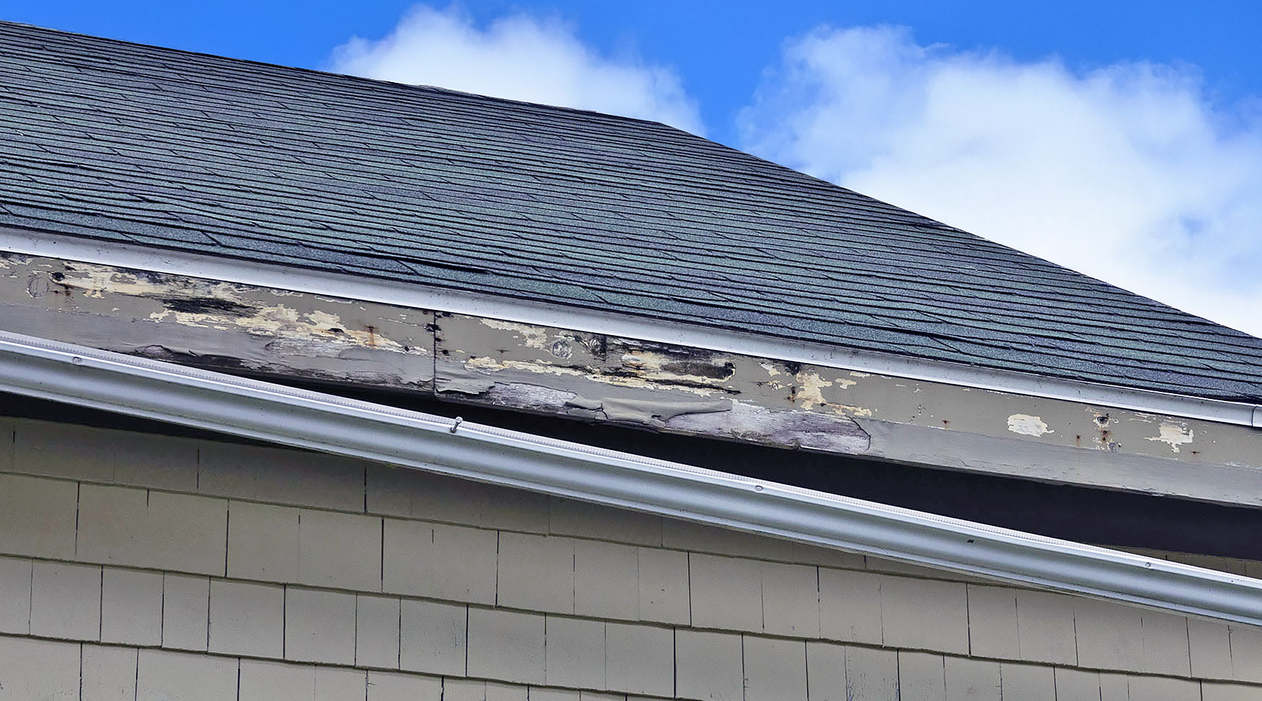 Fascia rot caused by gutter overflow in Southern Oregon